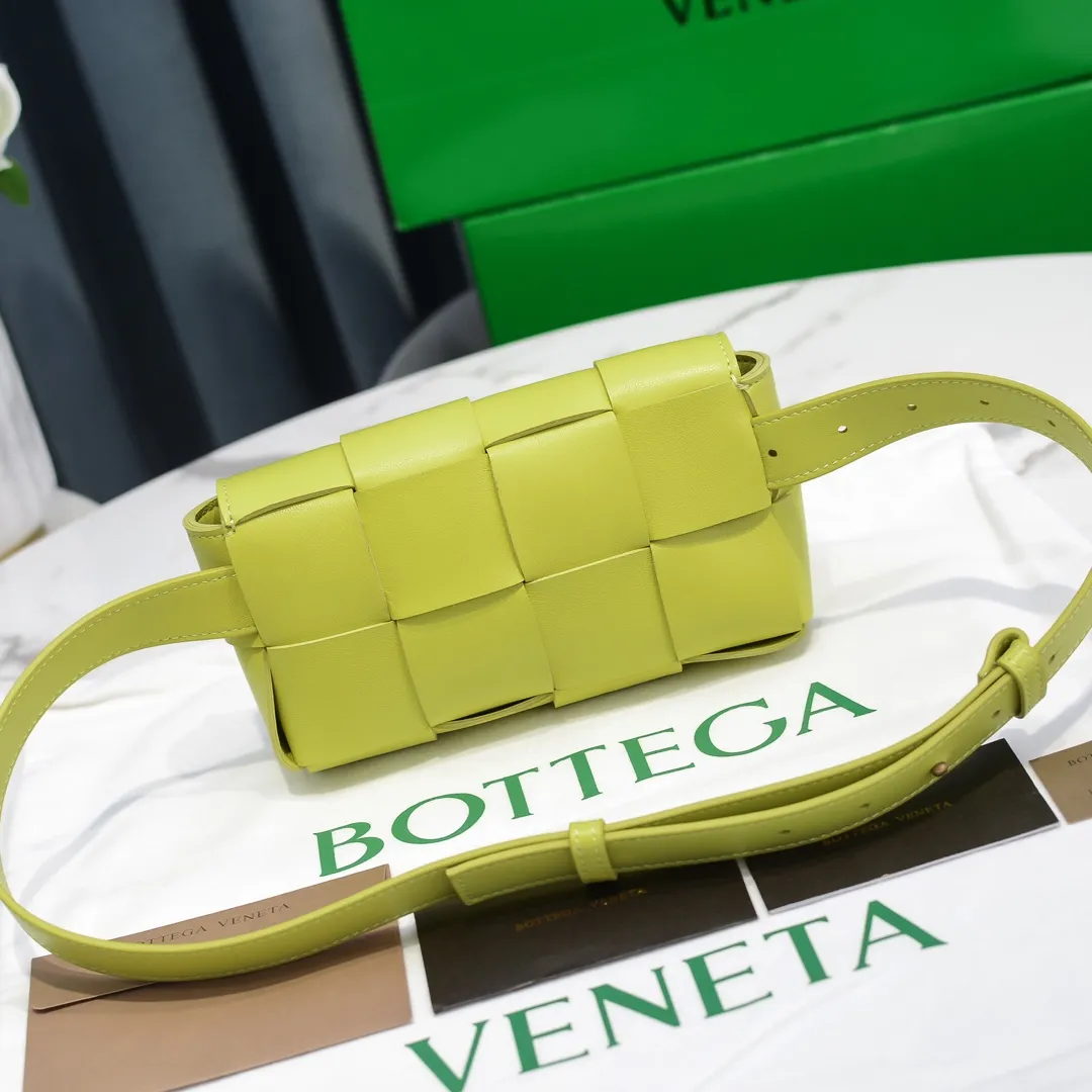 #𝐓𝐇𝐄 𝐁𝐄𝐋𝐓 𝐂𝐀𝐒𝐒𝐄𝐓𝐓𝐄 Checkered waist bag🔻 The hot cassette has a new style. The lambskin material is very light and has the same high-grade touch as always. It can be used as a handbag, waist bag, crossbody, or shoulder bag. Small and exquisite but very easy to use, it is stress-free to install iPhone plus, 💄lipstick 🕶️sunglasses! It continues the square shape of the cassette bag and does not deform after loading. It has a very concave shape! 【6815#】 Size: 17.5*9.5*5cm
